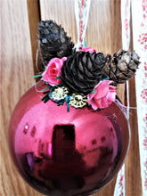Încărcați imaginea în Galerie, Ghirlanda Decorativa de Craciun Agatat din Globuri Brad Pom de Usa Bordo Visiniu Rosu