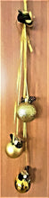 Încărcați imaginea în Galerie, Ghirlanda Decorativa de Craciun Agatat din Globuri Brad Pom de Usa Galben-Auriu
