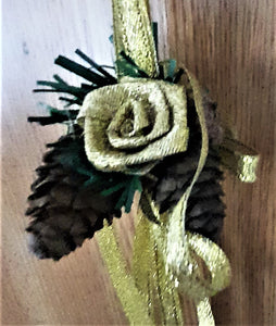 Ghirlanda Decorativa de Craciun Agatat din Globuri Brad Pom de Usa Galben-Auriu