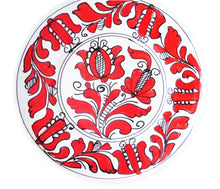 Încărcați imaginea în Galerie, Farfurie Decor cu Motive Traditionale Platou Ceramica de Corund Rosie Flori de Crin 16 cm