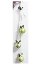 Încărcați imaginea în Galerie, Ghirlanda Decorativa de Craciun Agatat din Globuri Brad Pom de Usa Verde Pal
