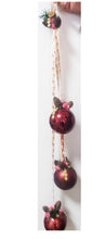 Încărcați imaginea în Galerie, Ghirlanda Decorativa de Craciun Agatat din Globuri Brad Pom de Usa Bordo Visiniu Rosu