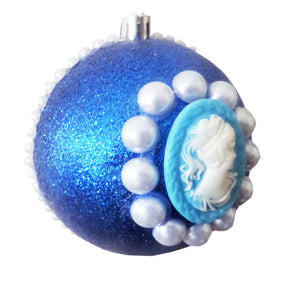Glob de Craciun Brad Pom Lady Camee Glitter Albastru si Perle 10 cm