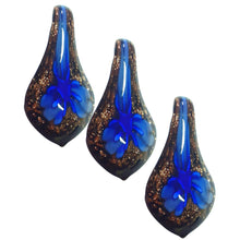 Încărcați imaginea în Galerie, Bijuterie Cadou din Margele Lampa Pandantiv din Sticla de Murano Model Lacrima cu Flori Branduse Albastru Intens Regal 30x60 mm