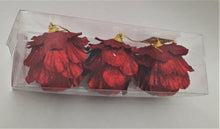 Încărcați imaginea în Galerie, Set Globuri de Craciun Uniculoare de Brad 3 buc Rosu Visiniu cu Petale 6.50 cm