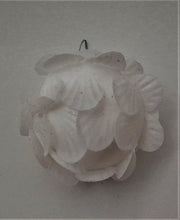 Încărcați imaginea în Galerie, Set Globuri de Craciun Uniculoare de Brad 3 buc Alb cu Petale 6.50 cm