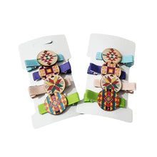 Încărcați imaginea în Galerie, Set 4 Agrafe cu Motive Traditionale Taranesti Populare Clame Par Crocodil Cabochon Lemn