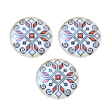 Încărcați imaginea în Galerie, Cabochon din Sticla Transparenta cu Motive Traditionale Taranesti Populare Rotund Fluturi 25 mm Fluture Romeasca Bijuterii Colier Pandantiv 2.50 cm