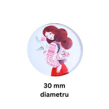 Încărcați imaginea în Galerie, Cabochon din Sticla Transparenta cu Motive Traditionale Taranesti Populare Rotund Tarancuta cu Ie Camasa Rosie 30 mm