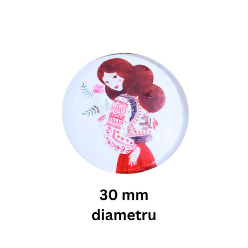 Cabochon din Sticla Transparenta cu Motive Traditionale Taranesti Populare Rotund Tarancuta cu Ie Camasa Rosie 30 mm