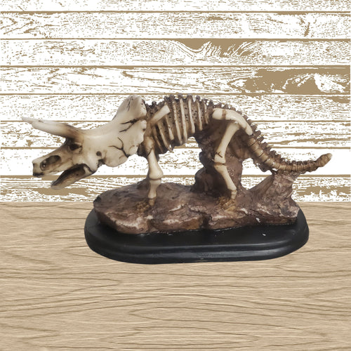 Obiect Decor Cadou Statueta din Rasina Fosila Imitatie Schelet Dinozaur Triceratops pe Baza Lemn