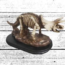 Încărcați imaginea în Galerie, Obiect Decor Cadou Statueta din Rasina Fosila Imitatie Schelet Dinozaur Triceratops pe Baza Lemn Casa barbati