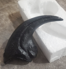 Încărcați imaginea în Galerie, Obiect Decor Cadou Statueta din Rasina Fosila Gheara de Dinozaur Dragon Colt