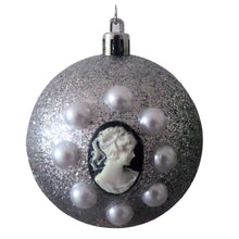 Încărcați imaginea în Galerie, Set Globuri de Craciun Vintage cu Lady Camee 3D si Perle Ornamente de Brad Pom Argintiu-Silver 6 buc 8 cm glitter sclipici