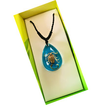 Încărcați imaginea în Galerie, Colier cu Pandantiv din Snur Impletit cu Insecta Reala Naturala in Cutie Cadou Domni Barbati Scorpion Auriu-Turcoaz 18x25 mm