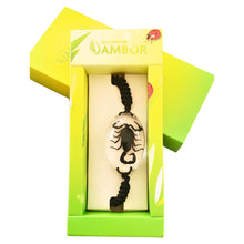 Încărcați imaginea în Galerie, Bratara Barbateasca Snur Impletit cu Insecta Reala Naturala in Cutie Cadou Domni Barbati Scorpion Tranlucid-Negru 25x35 mm