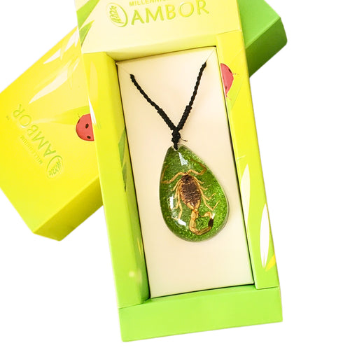 Colier cu Pandantiv din Snur Impletit cu Insecta Reala Naturala in Rasina in Cutie Cadou Domni Barbati Scorpion Verde-Auriu 23x35 mm
