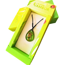Încărcați imaginea în Galerie, Colier cu Pandantiv din Snur Impletit cu Insecta Reala Naturala in Cutie Cadou Domni Barbati Scorpion Auriu-Verde 18x25 mm Insecte din natura in Rasina