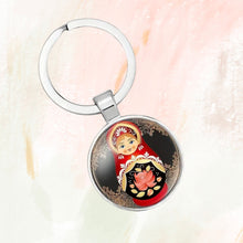 Încărcați imaginea în Galerie, Breloc de Poseta sau Chei Cadou Papusa Matrioska Traditional Cabochon Rotund din Rasina 25 mm domnisoare Doamne Femei