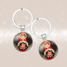 Încărcați imaginea în Galerie, Breloc de Poseta sau Chei Cadou Papusa Matrioska Traditional Cabochon Rotund din Rasina 25 mm Taranesc din metal