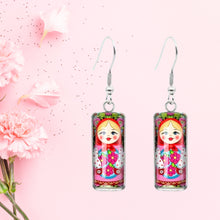 Încărcați imaginea în Galerie, Set de Cercei Atarnatori Lungi Papusa Matrioska Traditional Cabochon Rasina 10x25 mm
