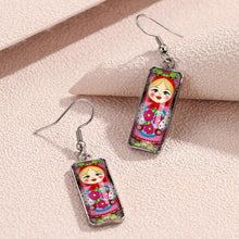 Încărcați imaginea în Galerie, Set de Cercei Atarnatori Lungi Papusa Matrioska Traditional Cabochon Rasina 10x25 mm
