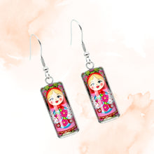 Încărcați imaginea în Galerie, Set de Cercei Atarnatori Lungi Papusa Matrioska Traditional Cabochon Rasina 10x25 mm