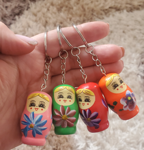 Încărcați imaginea în Galerie, Breloc de Chei sau Poseta Cadou Doamne Femei Traditional cu Papusa Matrioska din Lemn Pictat Manual 45 mm