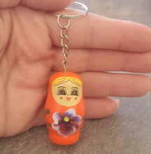 Încărcați imaginea în Galerie, Breloc de Chei sau Poseta Cadou Doamne Femei Traditional cu Papusa Matrioska din Lemn Pictat Manual 45 mm Ghiozdan Fetita Fetite Copii