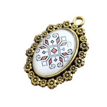Încărcați imaginea în Galerie, Pandantiv Bijuterie cu Motive Traditionale Taranesti Populare Oval Auriu Fluturi Cabochon 18x25 mm Colier Romanesc Traditionala