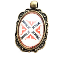 Încărcați imaginea în Galerie, Pandantiv Bijuterie cu Motive Traditionale Taranesti Populare Oval Baza Bronz Cruce Rosu-Negru Cabochon 18x25 mm