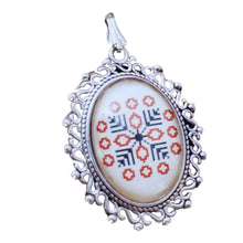Încărcați imaginea în Galerie, Pandantiv Bijuterie cu Motive Traditionale Taranesti Populare Oval Baza Argintie Cabochon 18x25 mm Romanesti