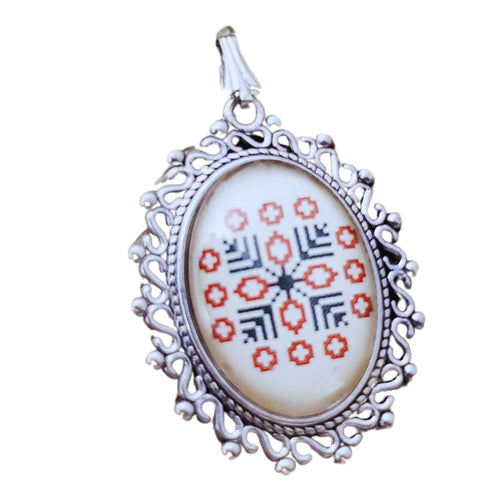 Pandantiv Bijuterie cu Motive Traditionale Taranesti Populare Oval Baza Argintie Cabochon 18x25 mm Romanesti
