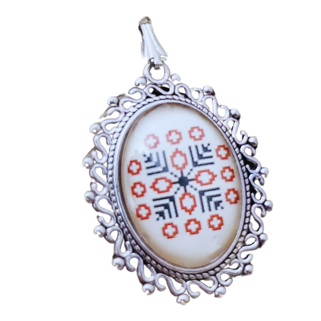 Pandantiv Bijuterie cu Motive Traditionale Taranesti Populare Oval Baza Argintie Cabochon 18x25 mm Romanesti