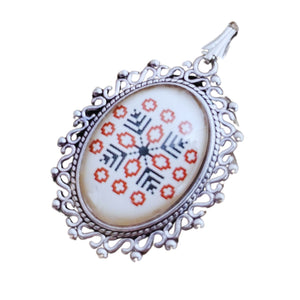 Pandantiv Bijuterie cu Motive Traditionale Taranesti Populare Oval Baza Argintie Cabochon 18x25 mm Colier