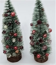 Încărcați imaginea în Galerie, Brad Artificial de Craciun Decorat cu Margele Rosu-Alb 23 cm