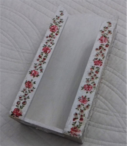 Suport Servetele Batiste din Lemn  cu floricele rosii si modele in relief vintage