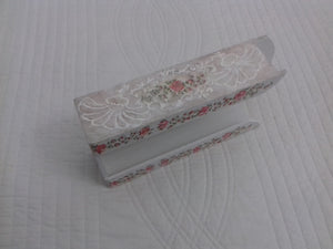 Suport Servetele Batiste din Lemn  cu floricele rosii si modele in relief vintage