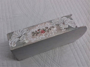 Suport Servetele Batiste din Lemn  cu floricele rosii si modele in relief vintage
