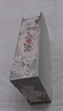 Încărcați imaginea în Galerie, Suport Servetele Batiste din Lemn  cu floricele rosii si modele in relief vintage