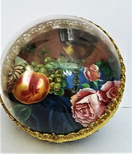 Încărcați imaginea în Galerie, Glob de Craciun 14 cm Un pahar cu vin, struguri si trandafiri  pentru Mos Craciun Vintage