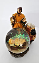 Încărcați imaginea în Galerie, Glob de Craciun cu Lichid din Sticla Cristal Zapada Pruncul Isus Familia Sfanta 14 cm