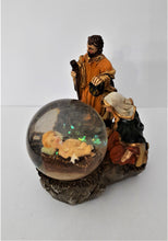 Încărcați imaginea în Galerie, Glob de Craciun cu Lichid din Sticla Cristal Zapada Pruncul Isus Familia Sfanta 14 cm