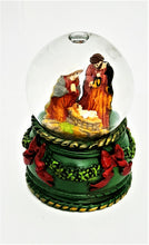 Încărcați imaginea în Galerie, Mini-Glob Craciun cu Lichid din Sticla cu Zapada Familia Sfanta 3