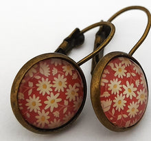 Încărcați imaginea în Galerie, Cercei Hand Made Motiv Flori Albe pe Rosu Portocaliu