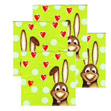 Încărcați imaginea în Galerie, Servetele Decorative de Masa din Hartie Model cu Paste Pachet 10 Buc Iepurila Vesel cu Inimi Rosii 33x33 cm 33x33 cm