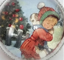 Încărcați imaginea în Galerie, Glob de Craciun 14 cm Mia si Prietenul ei Langa Bradul impodobit