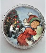 Încărcați imaginea în Galerie, Glob de Craciun 14 cm Mia si Prietenul ei Langa Bradul impodobit