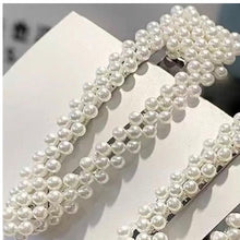 Încărcați imaginea în Galerie, Agrafa Clama de Par cu Perle Accesoriu Mireasa Triunghi Alb Mat