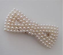 Încărcați imaginea în Galerie, Agrafa Clama de Par cu Perle Accesoriu Mireasa Funda Alb Mat